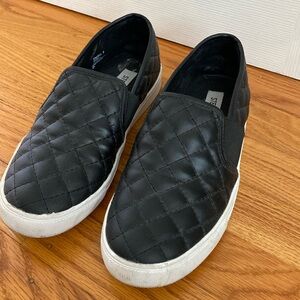 Steve Madden womans size 6 slip on black shoes